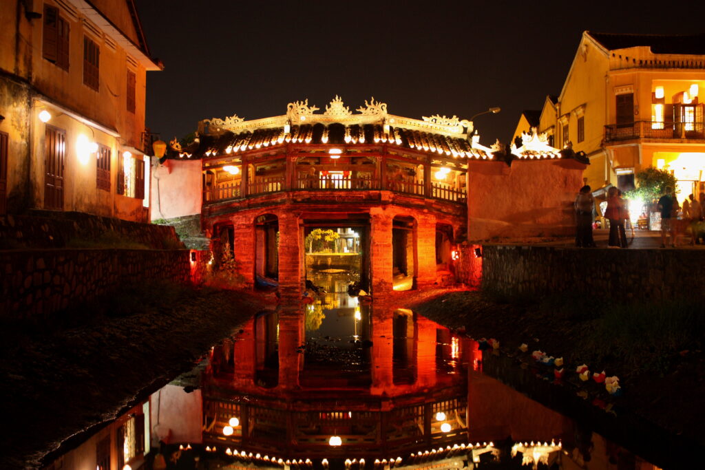 Puente de la Pagoda de Hoi An de noche: el símbolo iluminado de Vietnam