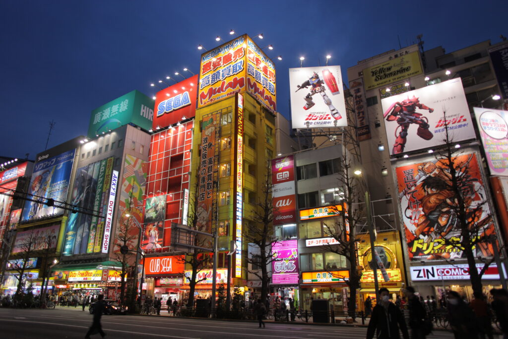 Akihabara de noche con luces de neón en Tokio