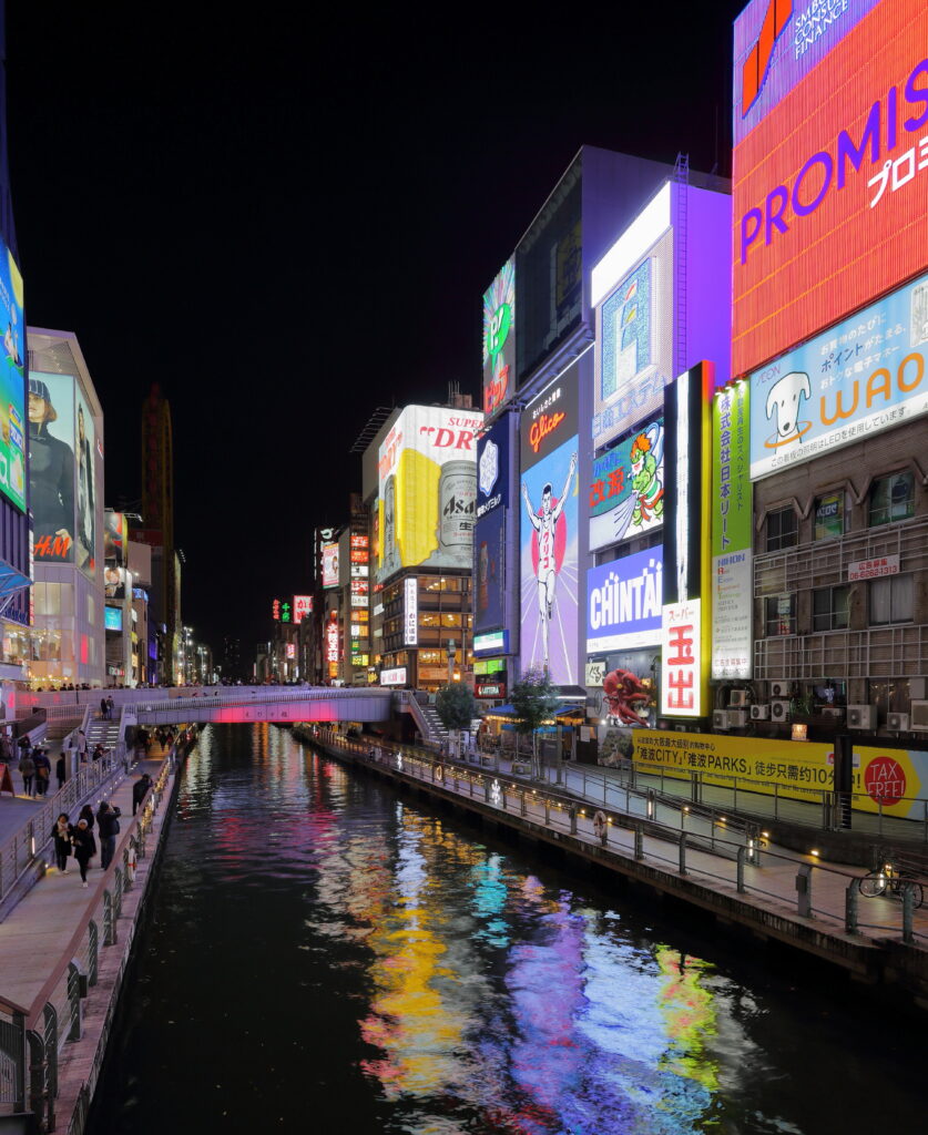 Dotonbori de noche con el letrero Glico en Osaka