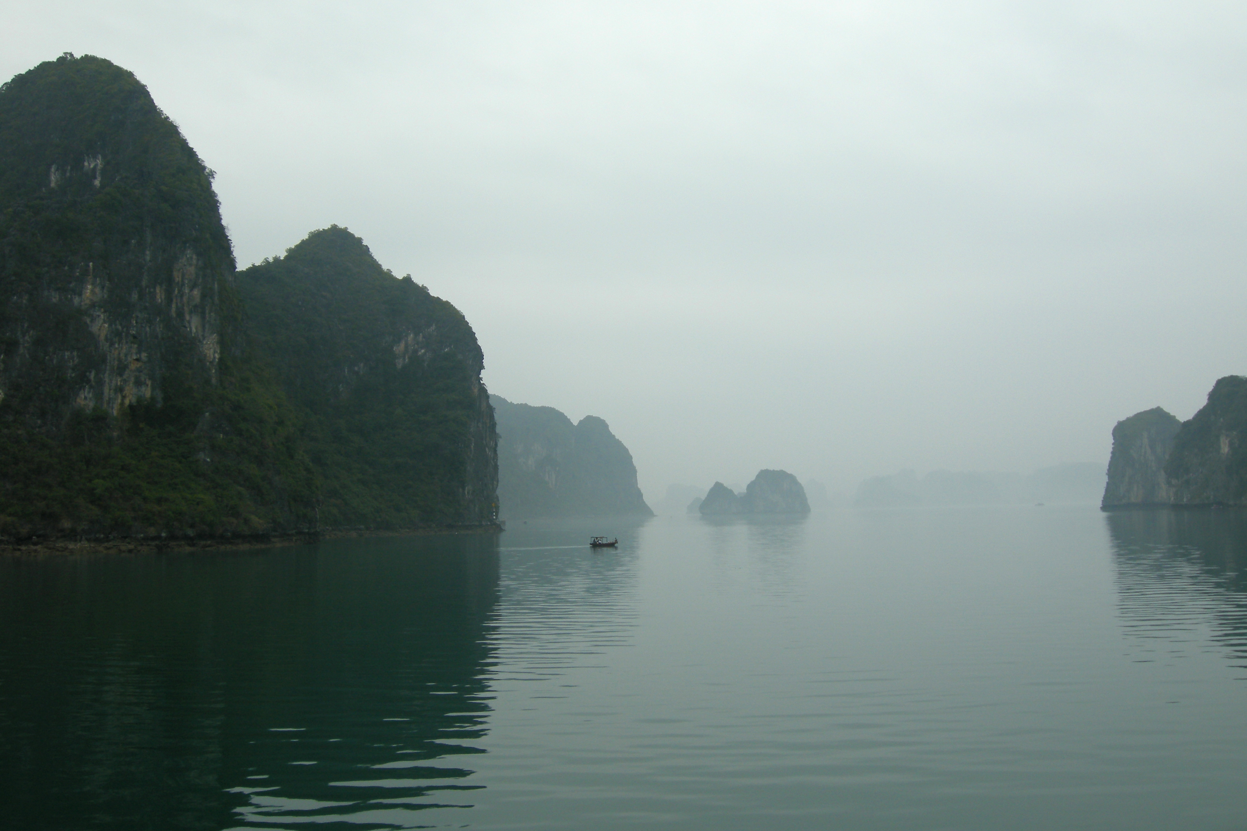 Bahía de Halong con karsts de piedra caliza emergiendo del agua turquesa al amanecer, Vietnam