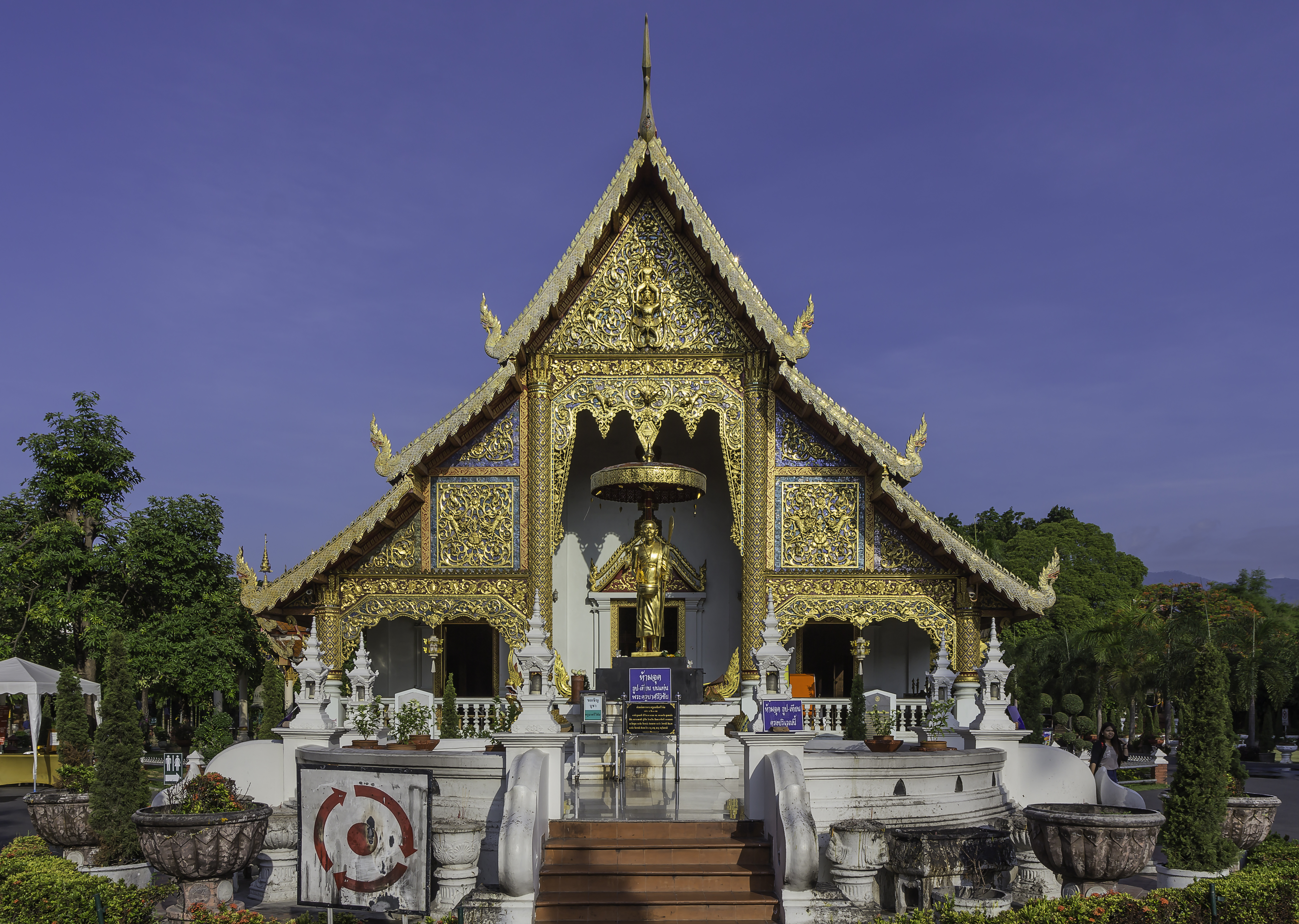 Templo Wat Phra Singh en Chiang Mai, Tailandia, con su techo dorado estilo Lanna y tejas de colores