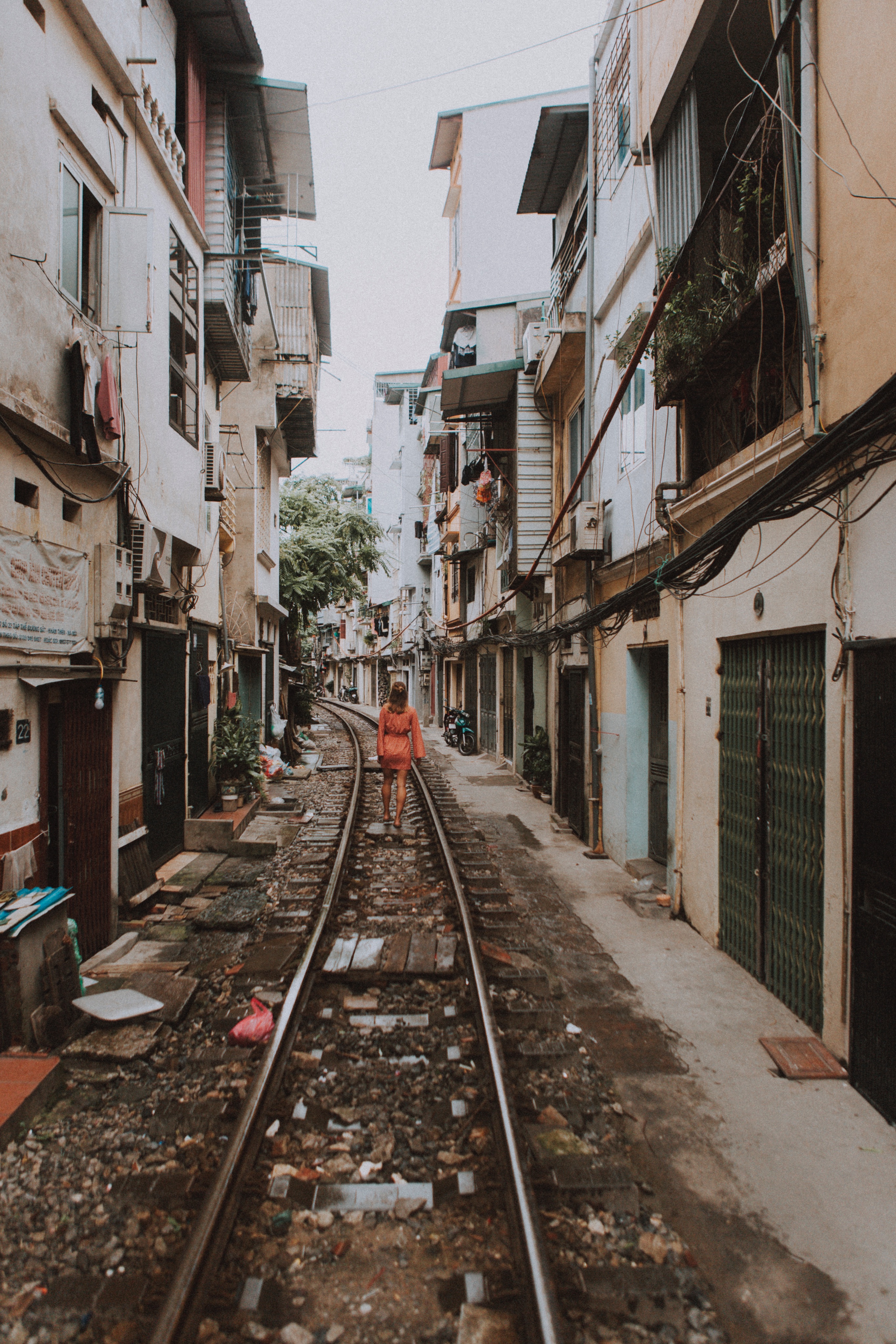 Tren de la Calle de Hanoi pasando entre las casas de los residentes en Vietnam