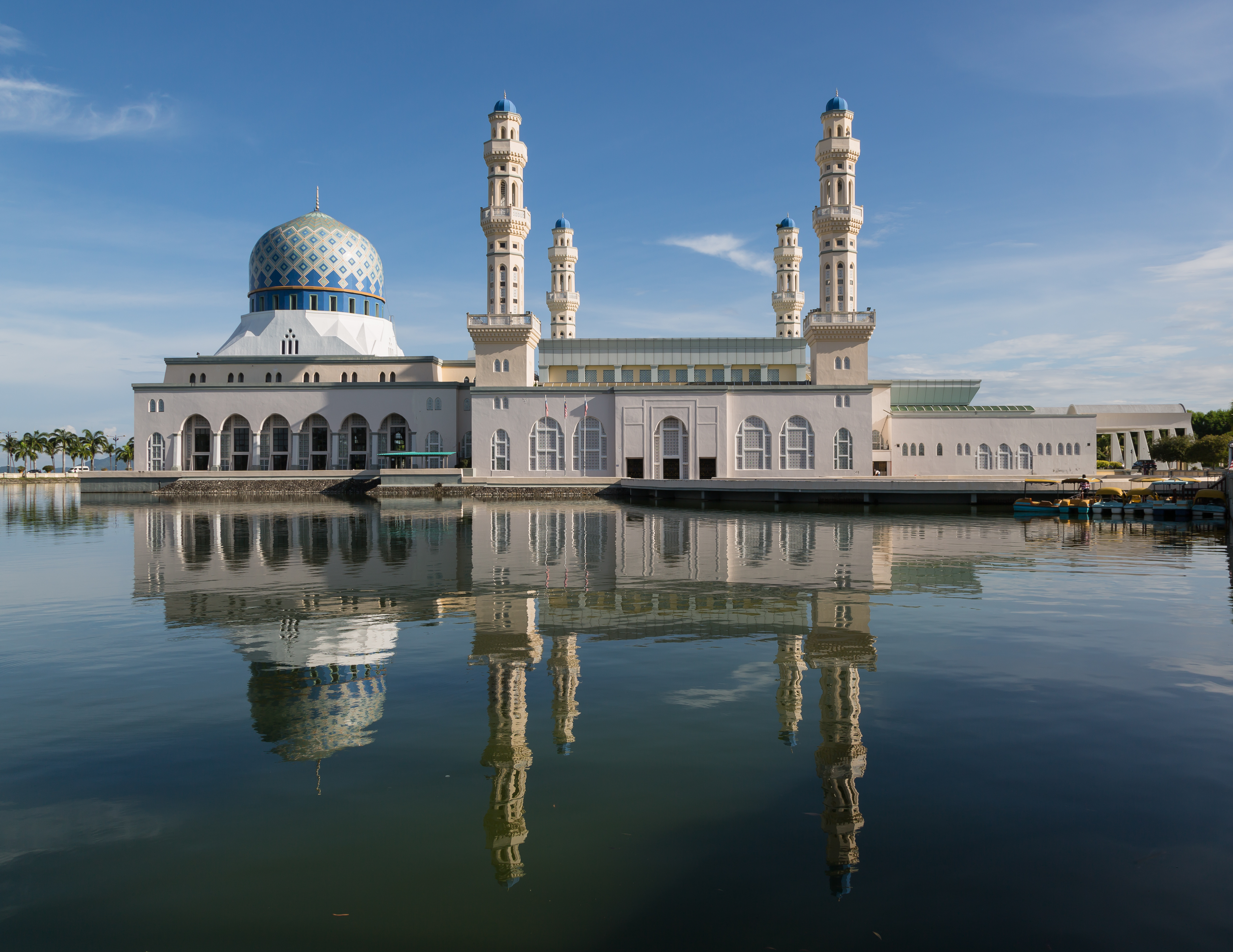 Mezquita de Kota Kinabalu (City Mosque) iluminada de noche con su reflejo sobre el agua en Sabah, Malasia