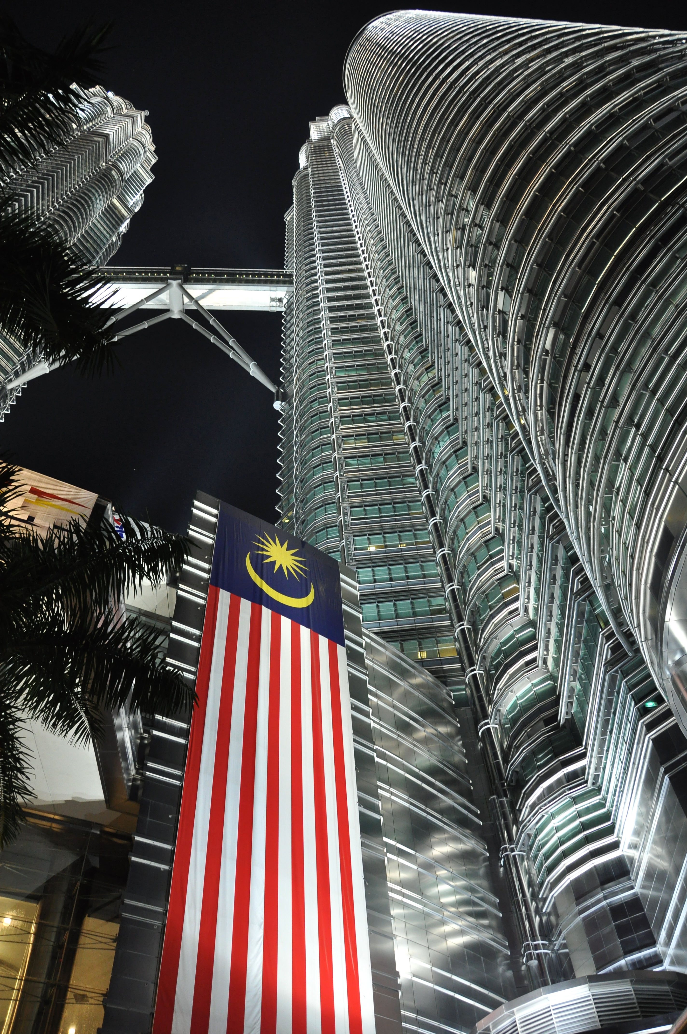 Torres Petronas iluminadas de noche en Kuala Lumpur, Malasia, vistas desde la base