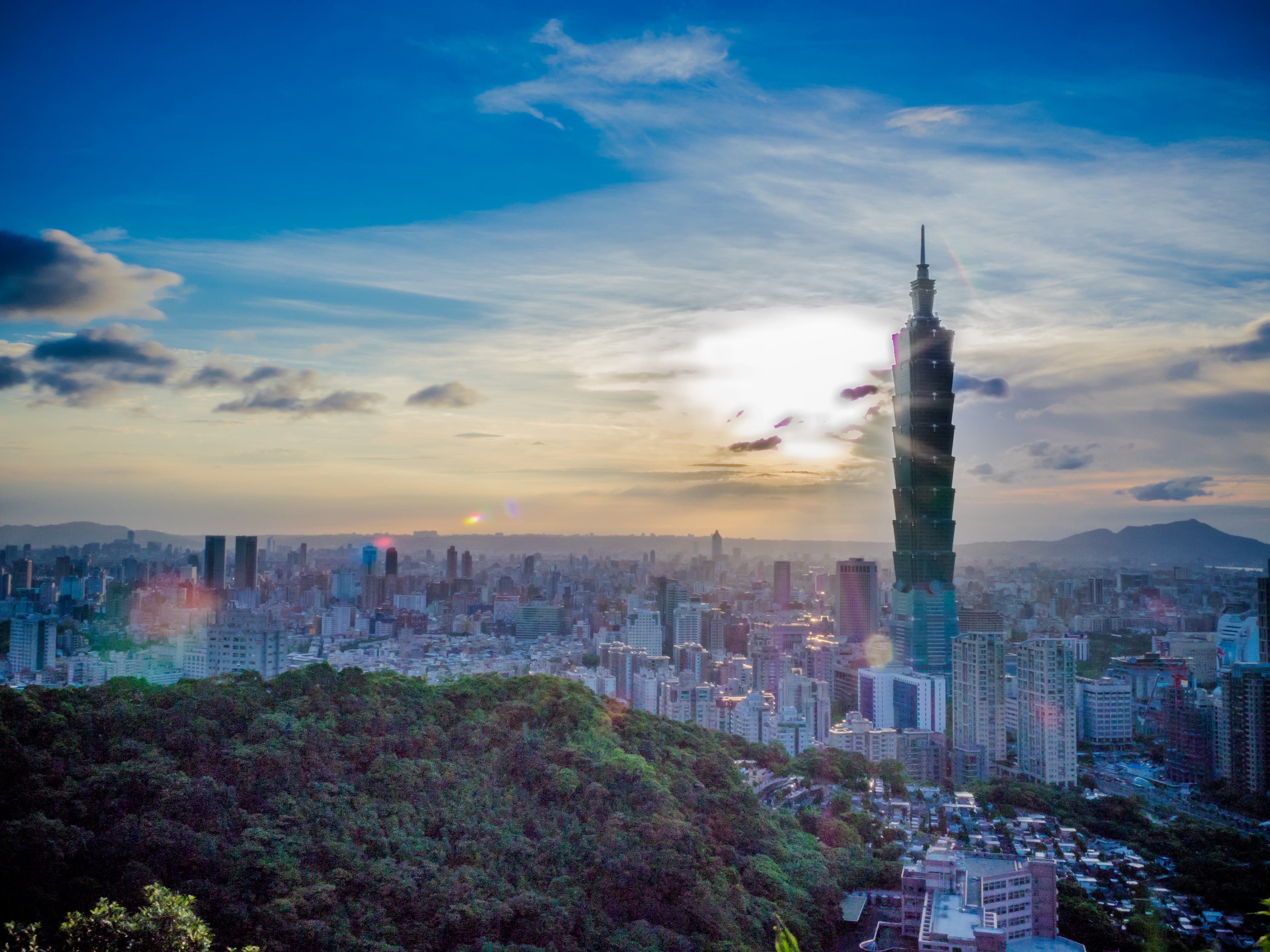 Taipei 101 al atardecer con el skyline de Taipei y las montanas de fondo en Taiwan