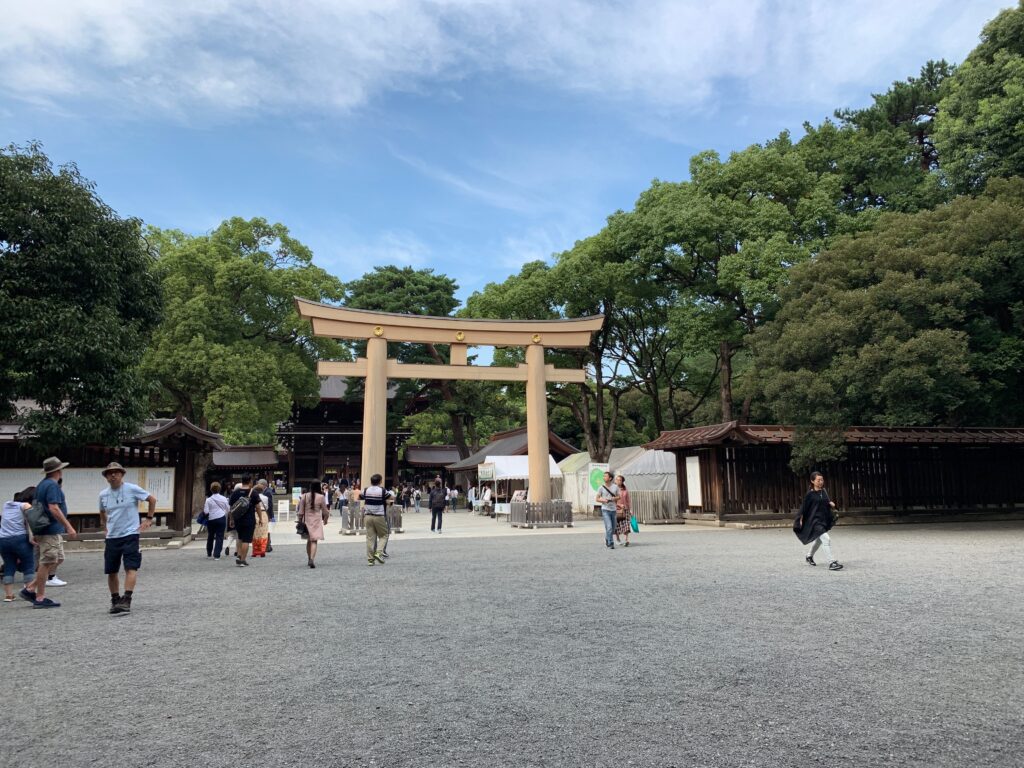 Puente torii del Santuario Meiji Jingu en Tokio