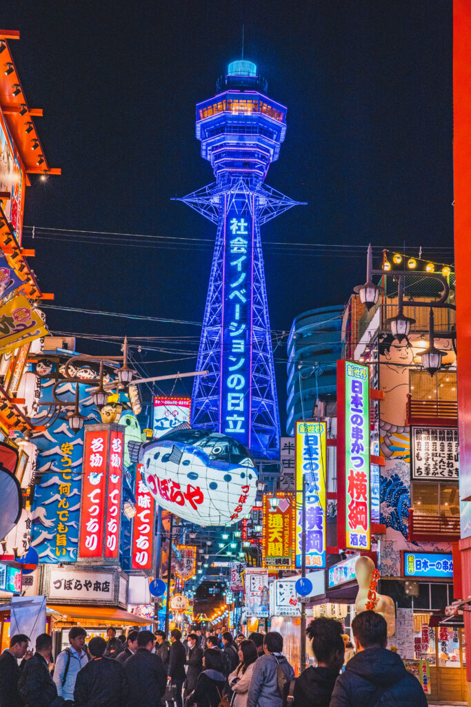 Torre Tsutenkaku en Shinsekai Osaka de noche